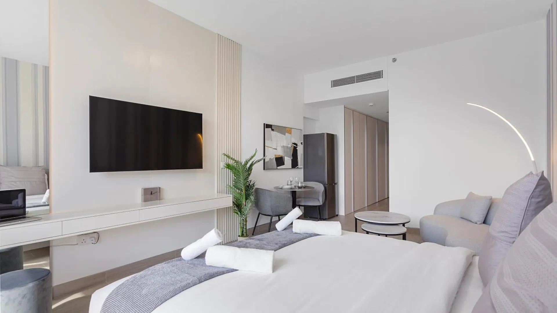 Apartment Perfect Getaway Modern Studio In Luma 22 - Jvc Dubai